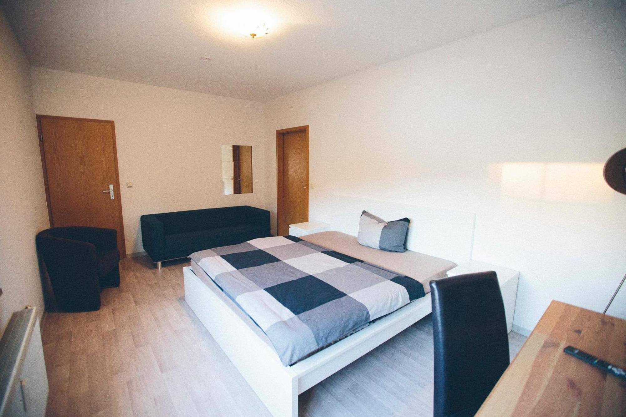 Grosse & Voll Ausgestattete Apartments, Studios, Doppelzimmer, Workspace, Parkplatz, Netflix, Prime & Schnelles Wifi In Ruhiger Lage Mit Garten 루돌슈타트 외부 사진