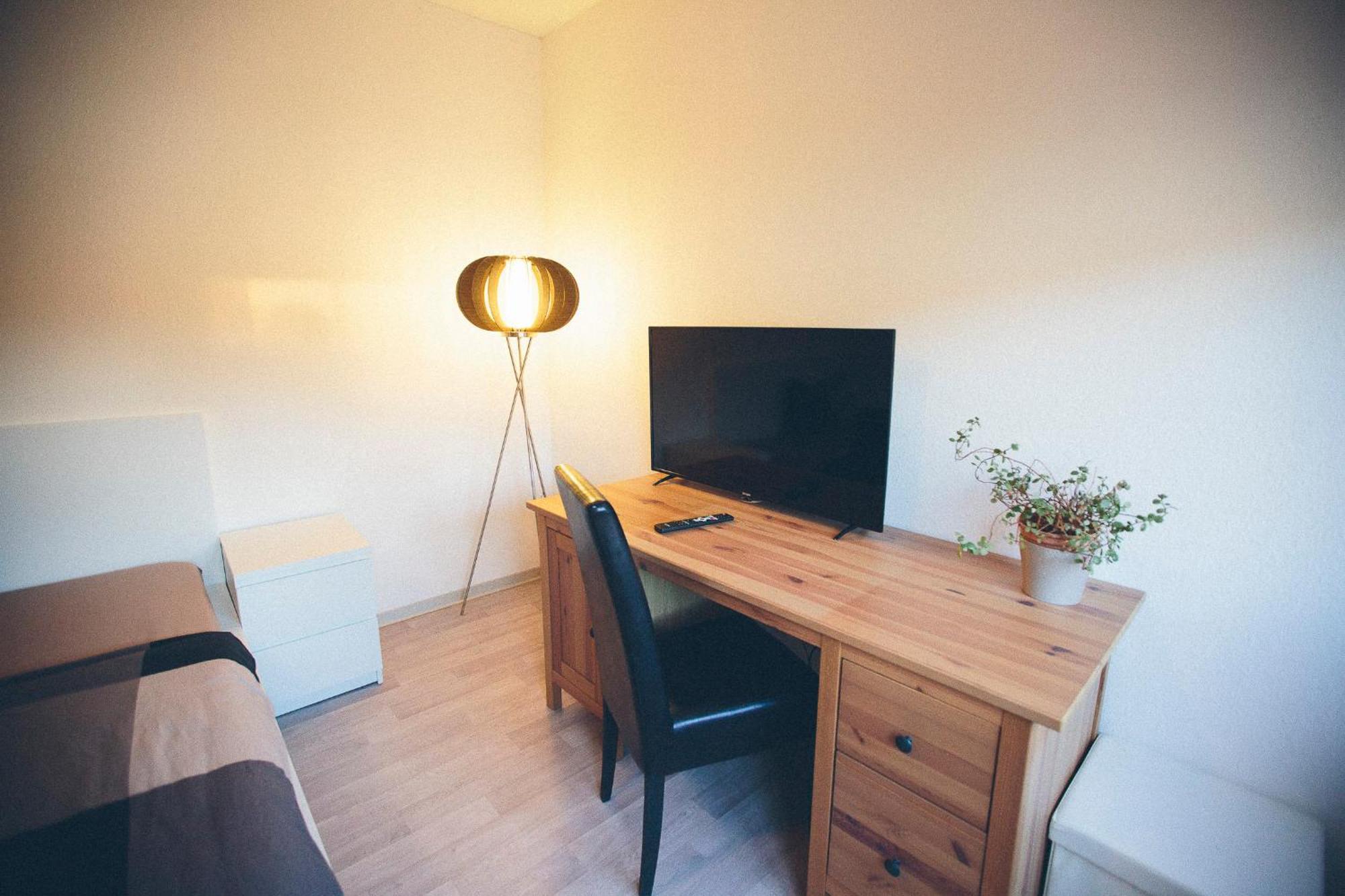Grosse & Voll Ausgestattete Apartments, Studios, Doppelzimmer, Workspace, Parkplatz, Netflix, Prime & Schnelles Wifi In Ruhiger Lage Mit Garten 루돌슈타트 외부 사진