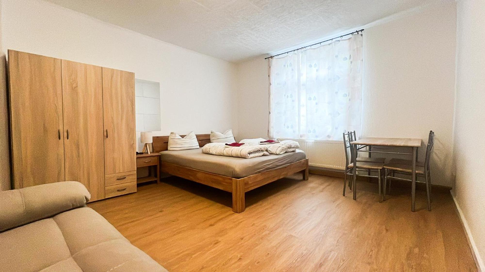 Grosse & Voll Ausgestattete Apartments, Studios, Doppelzimmer, Workspace, Parkplatz, Netflix, Prime & Schnelles Wifi In Ruhiger Lage Mit Garten 루돌슈타트 객실 사진