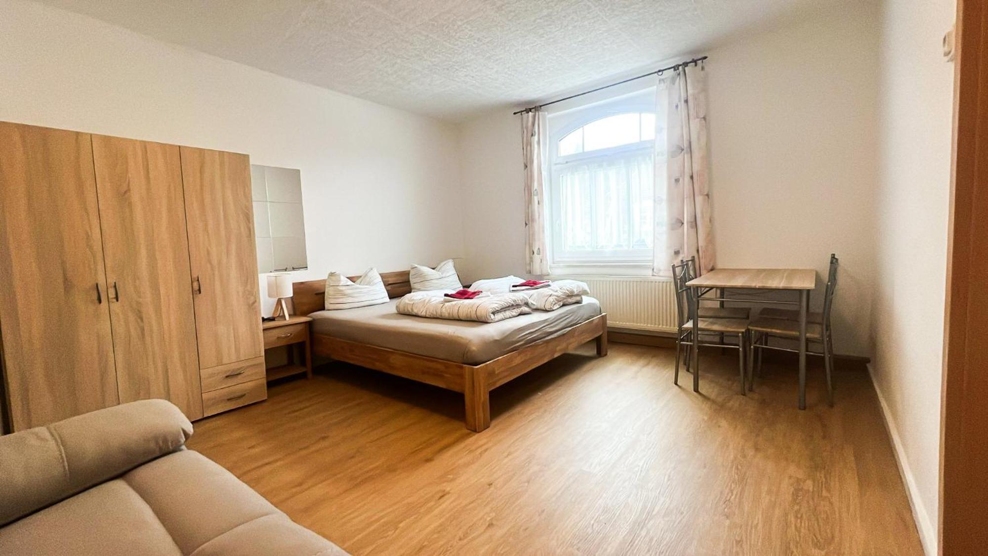Grosse & Voll Ausgestattete Apartments, Studios, Doppelzimmer, Workspace, Parkplatz, Netflix, Prime & Schnelles Wifi In Ruhiger Lage Mit Garten 루돌슈타트 객실 사진